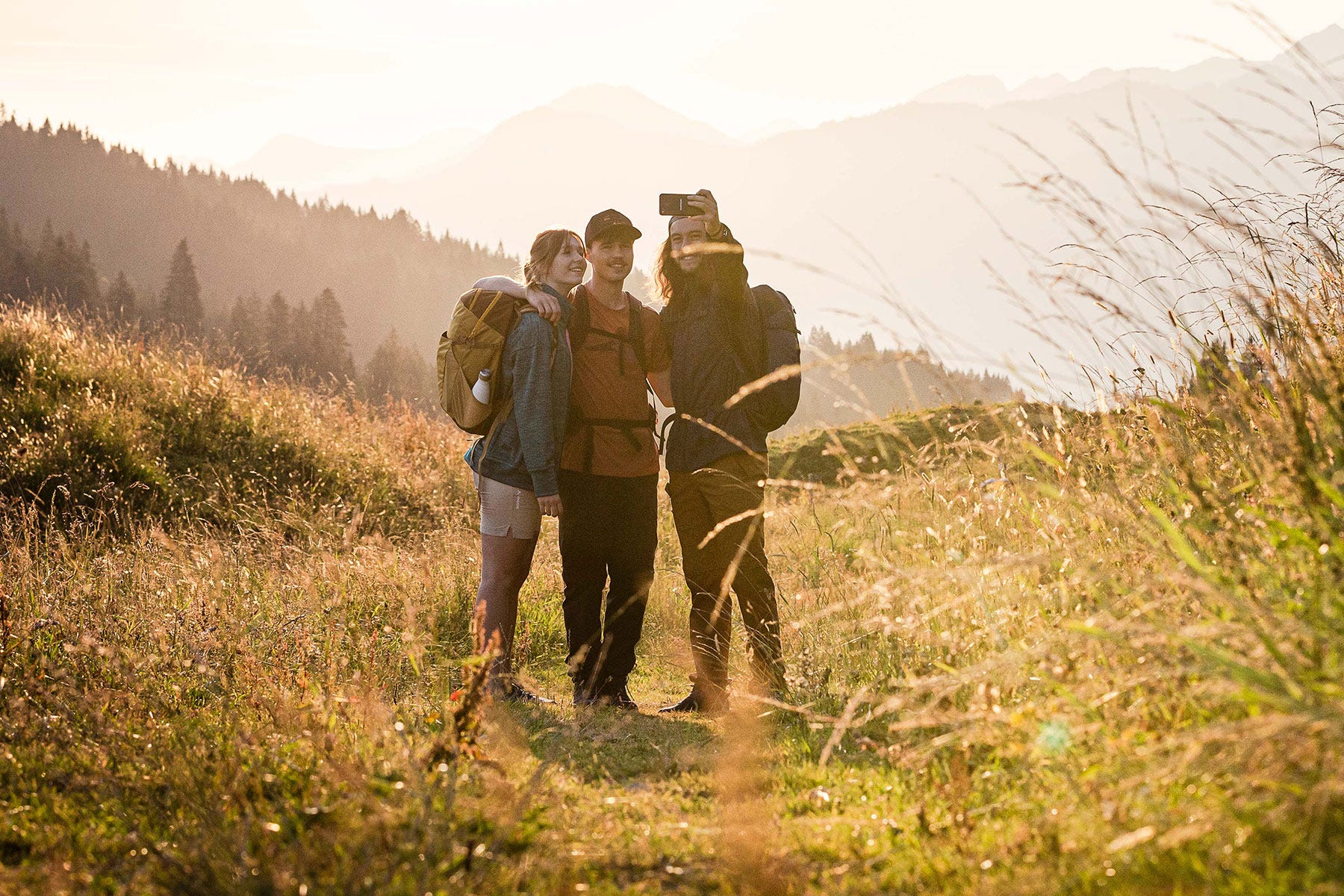 junge Menschen beim Wandern