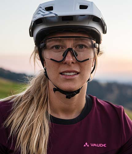 Blonde Frau mit Fahrradhelm