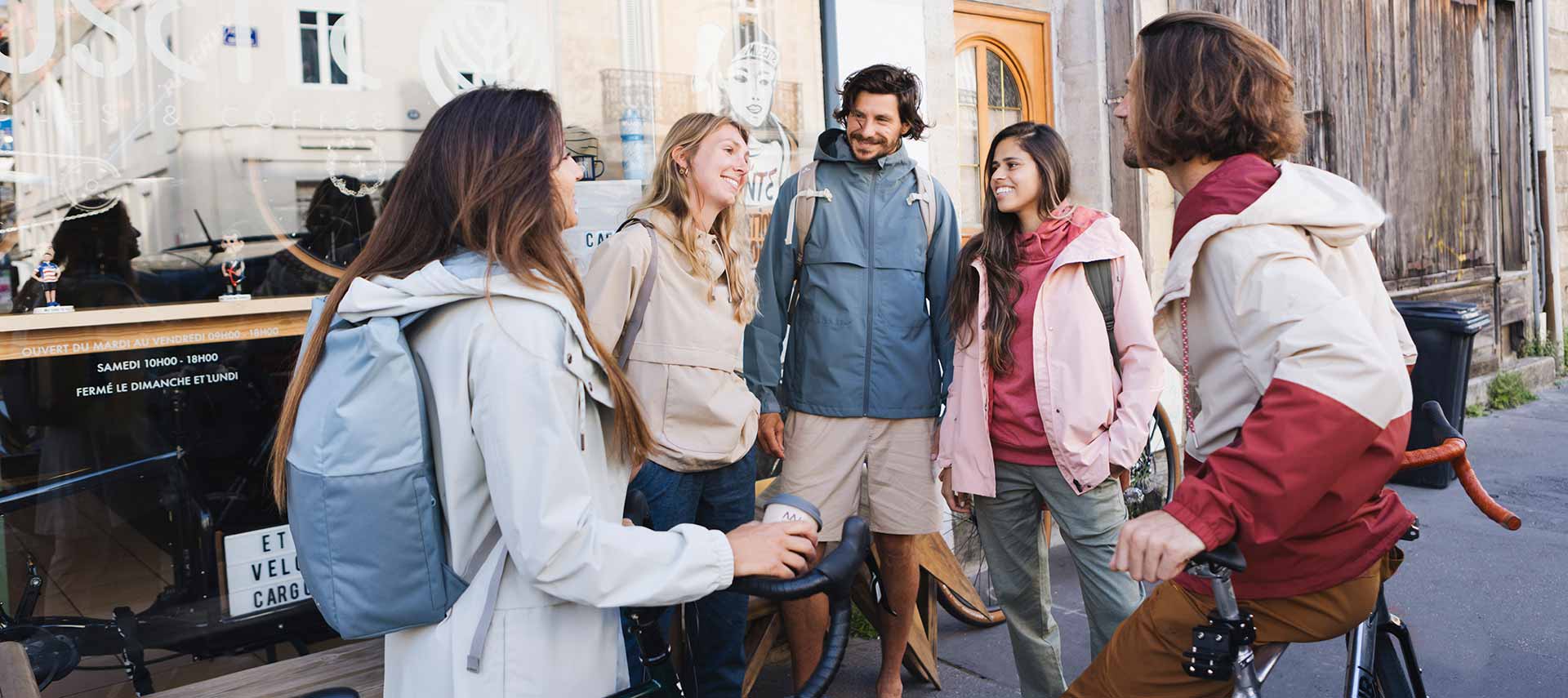Junge Menschen auf der Stra&szlig;e einer Stadt