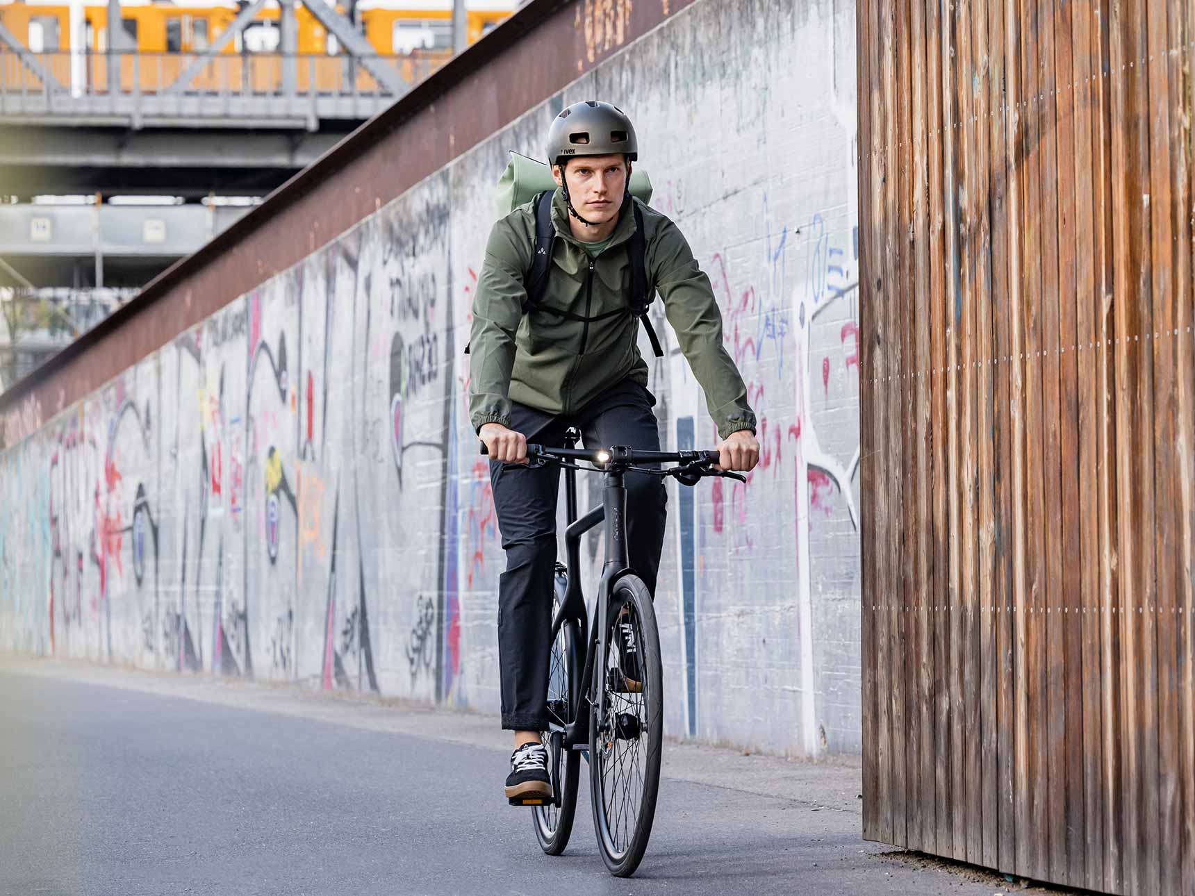 Homme &agrave; v&eacute;lo en ville