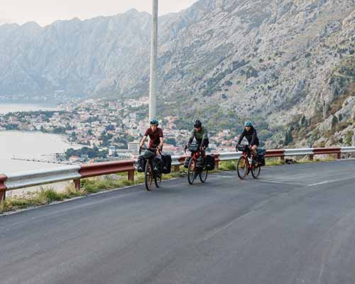 drei Leute mit Bikepackingtaschen auf Biketour