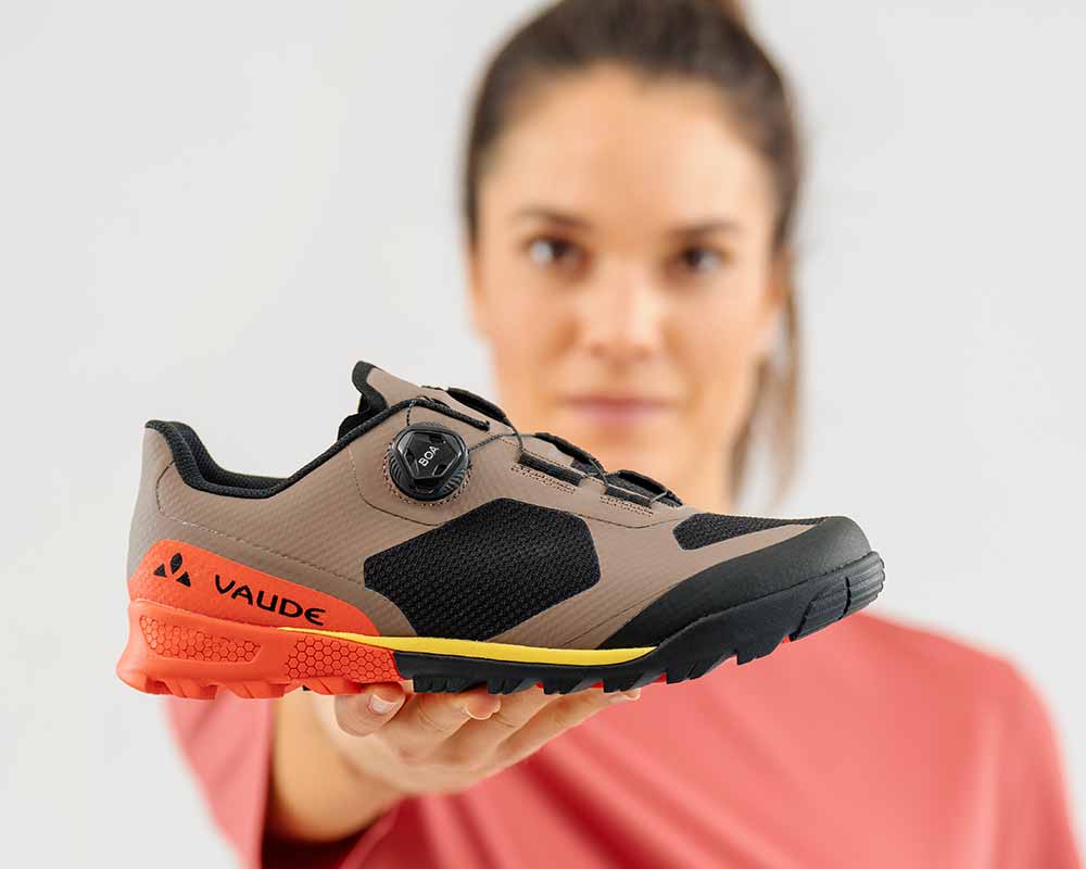 Frau mit Schuh in der Hand