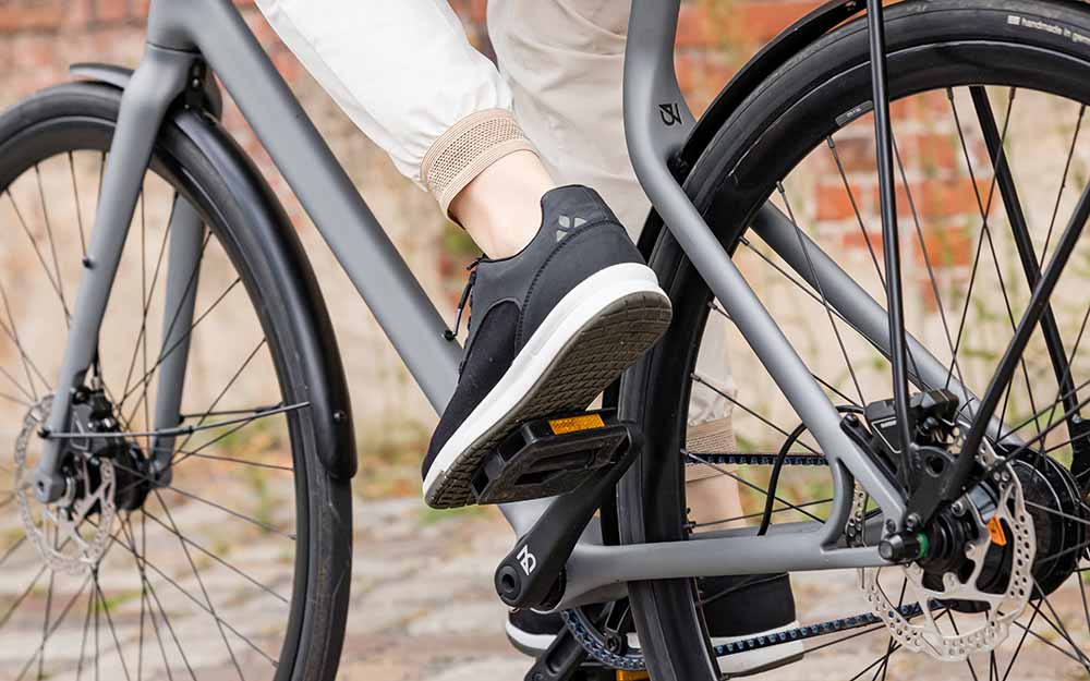 Radschuh beim Pedalieren in der Stadt