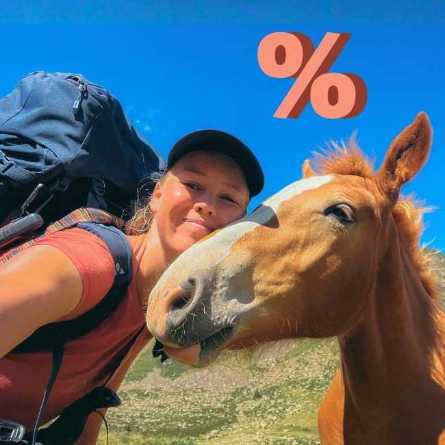 Sale entdecken Frau mit einem Pferd mit Prozent-Zeichen im Hintergrund