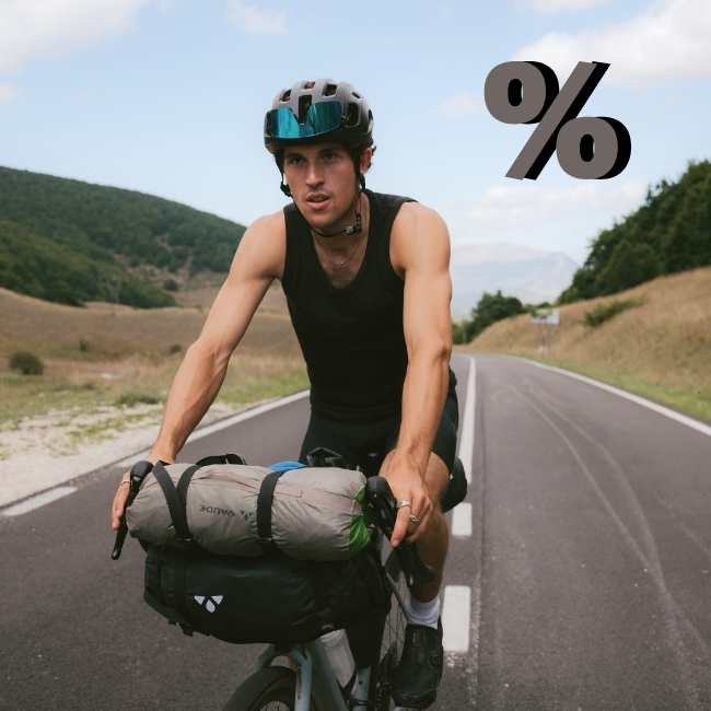 Sale Herren Mann auf einem Gravelbike mit VAUDE-Radtaschen