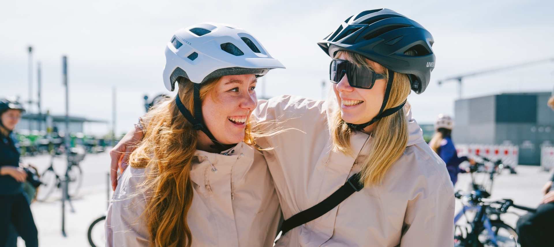Zwei junge Frauen l&auml;cheln in VAUDE Kleidung