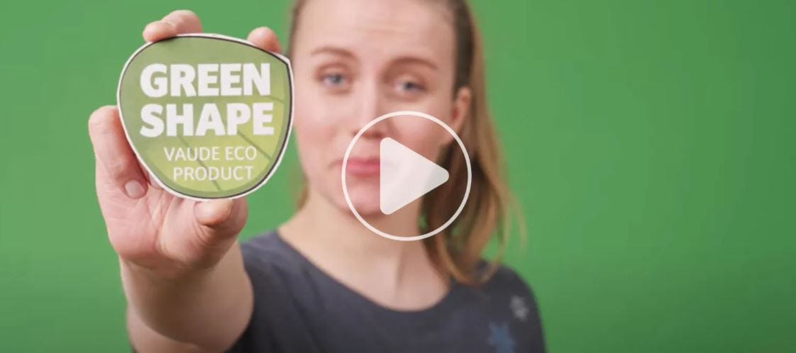 Femme avec image du logo Green Shape dans la main et icône vidéo placée dessus