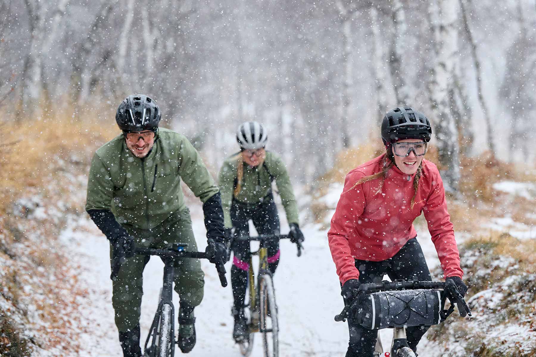 Second Hand entdecken drei Menschen graveln durch Winterwald