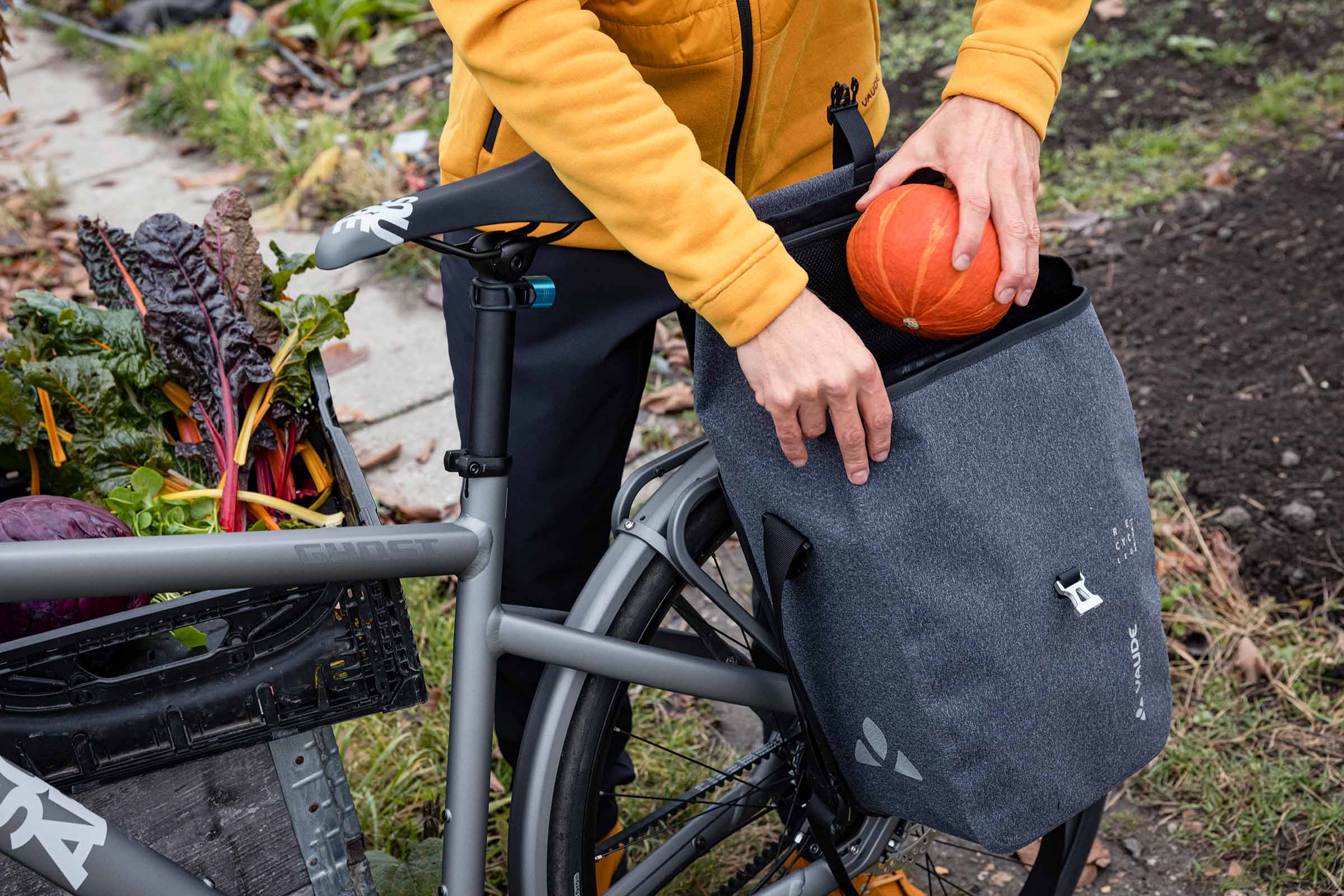 Made in Germany entdecken Mann packt Kürbis in Radtasche
