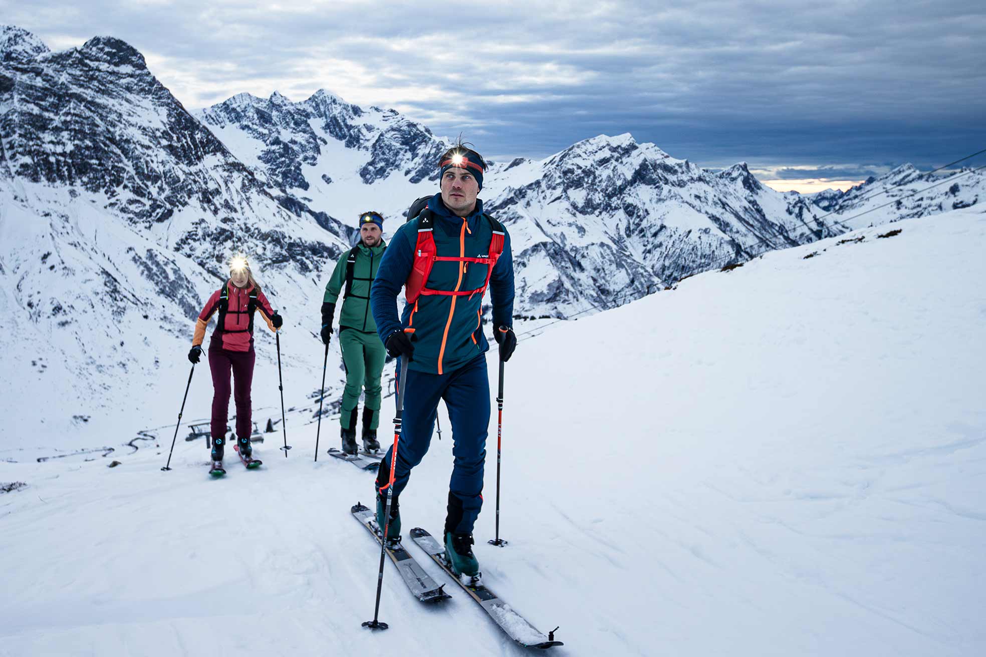 Skitour entdecken Menschen auf Skitour in schöner Winterlandschaft