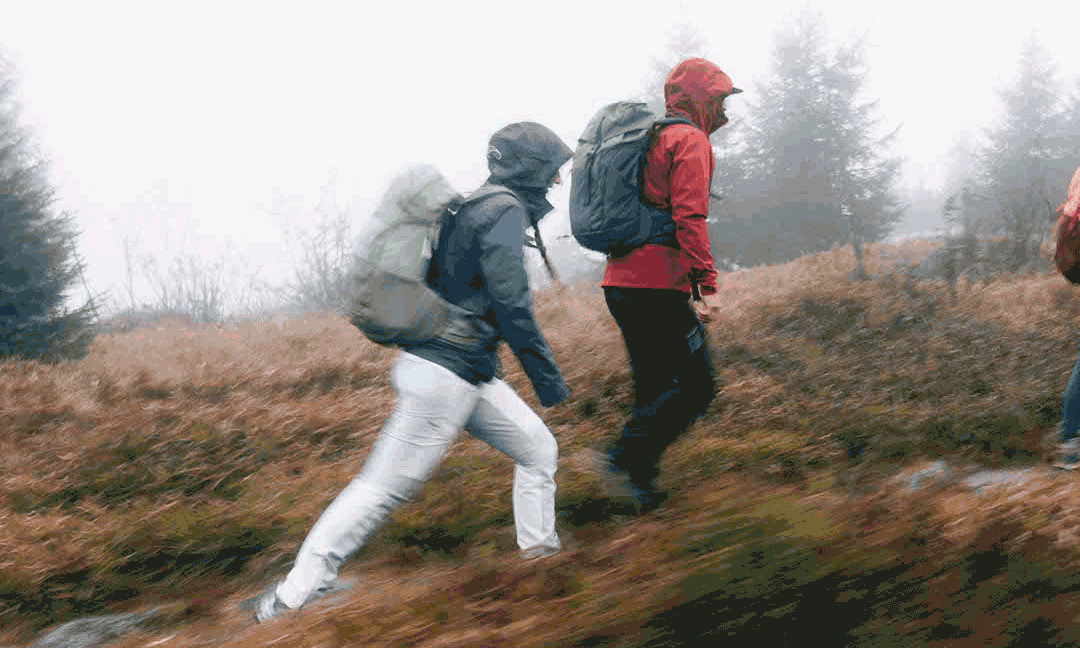 Drei Leute in Wanderoutfits