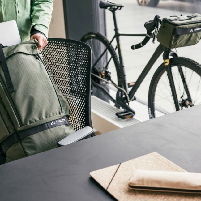 Fahrradpendlerin mit B&uuml;rotasche