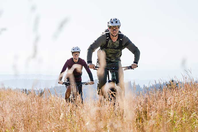 Zwei Mountainbiker im Kornfeld