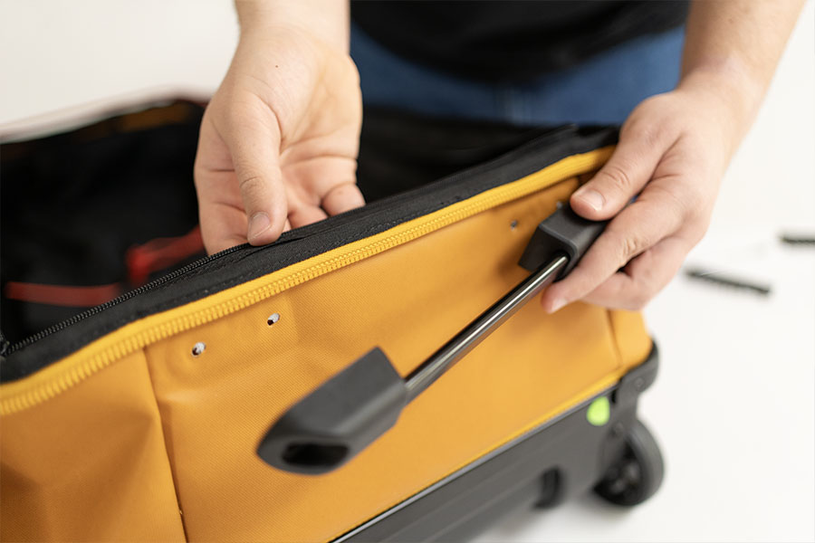 Der Standfu&szlig; des Trolleys wird ausgetauscht