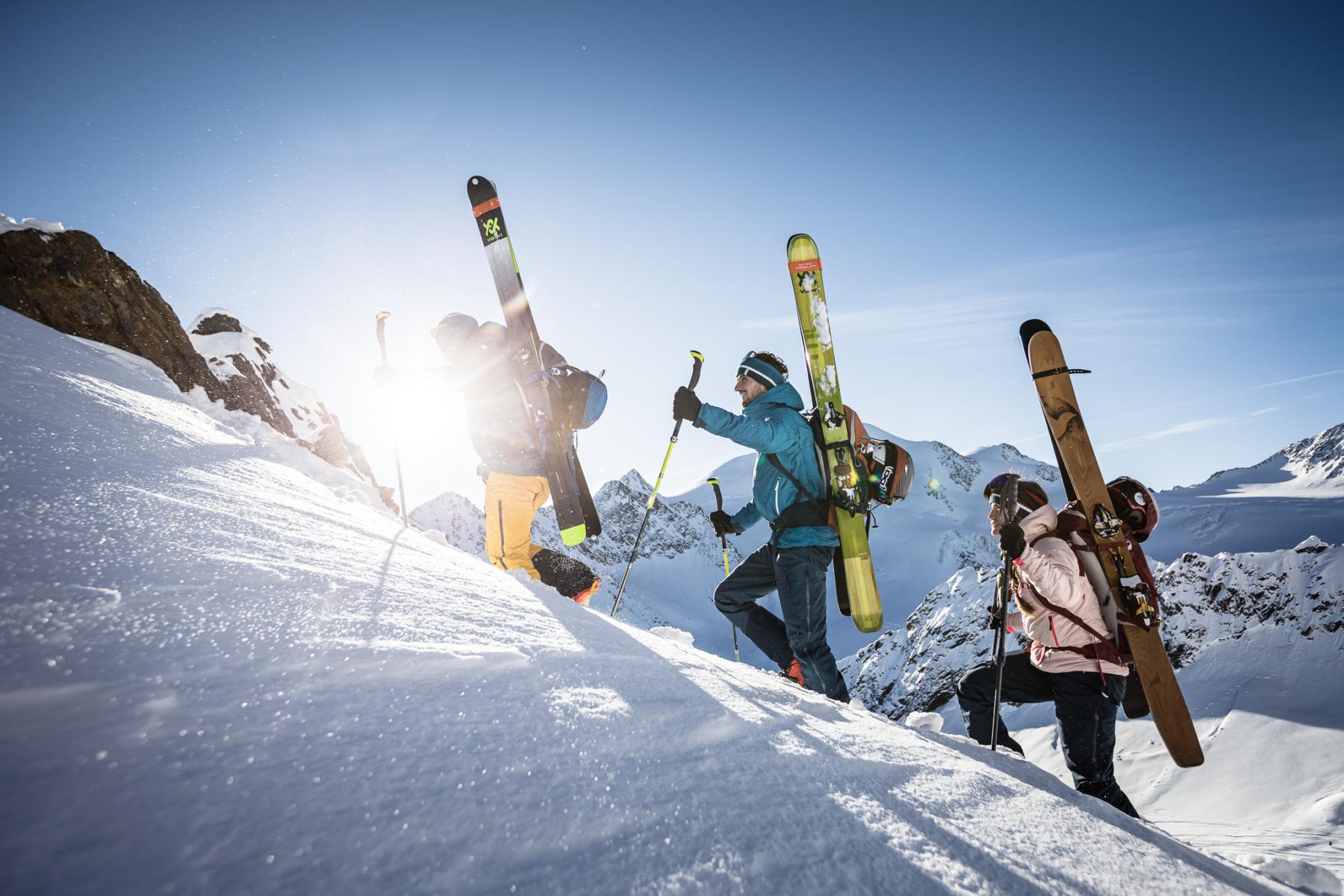 Eine Gruppe von Skitourengeher*innen beim Aufstieg