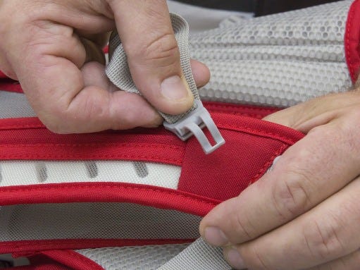 Ein Rucksack-Brustgurt mit Trinksystemhalterung