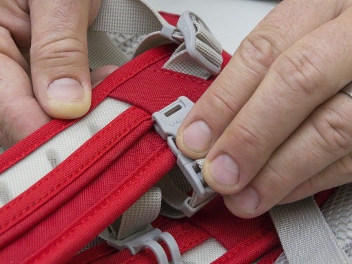 Der Brustgurt wird am Schulterträger eingefädelt
