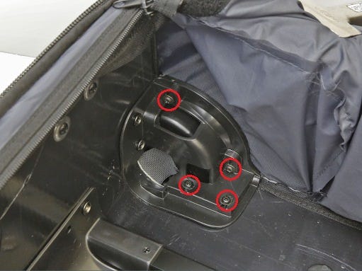 Die vier Schrauben der Trolley-Rolle
