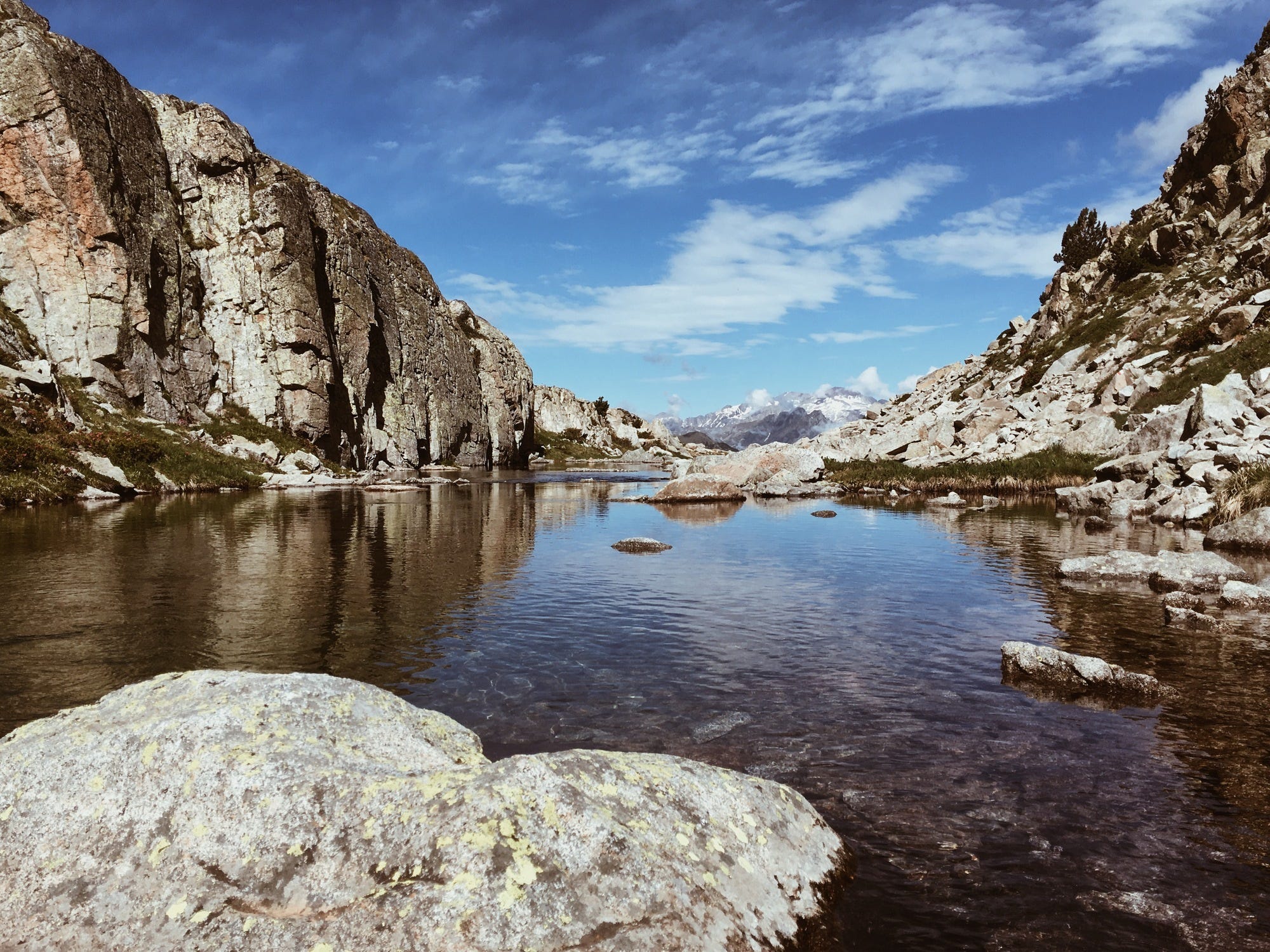 Unberührte Natur mit Bergen und See