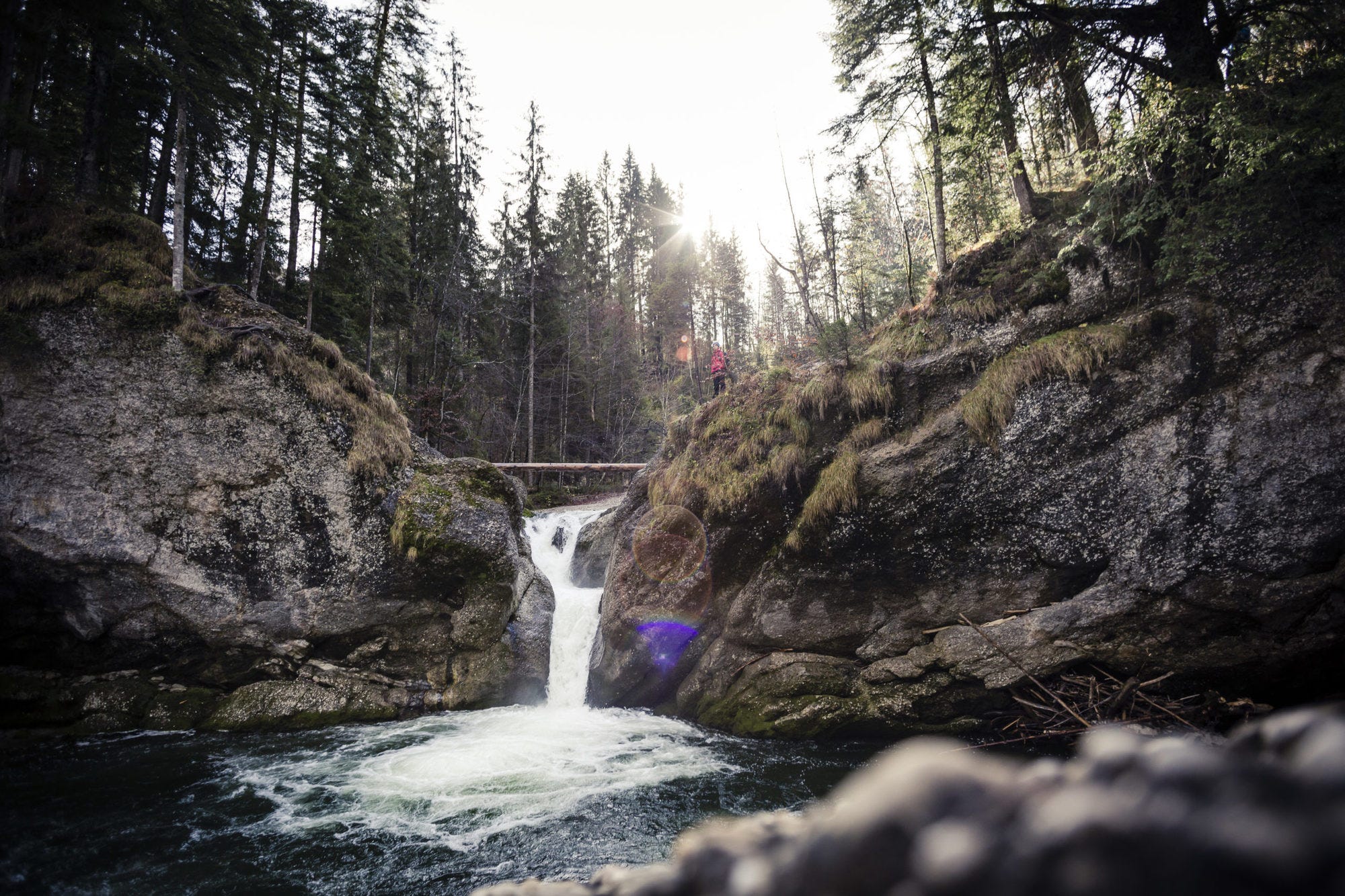 Kleiner Wasserfall im Wald