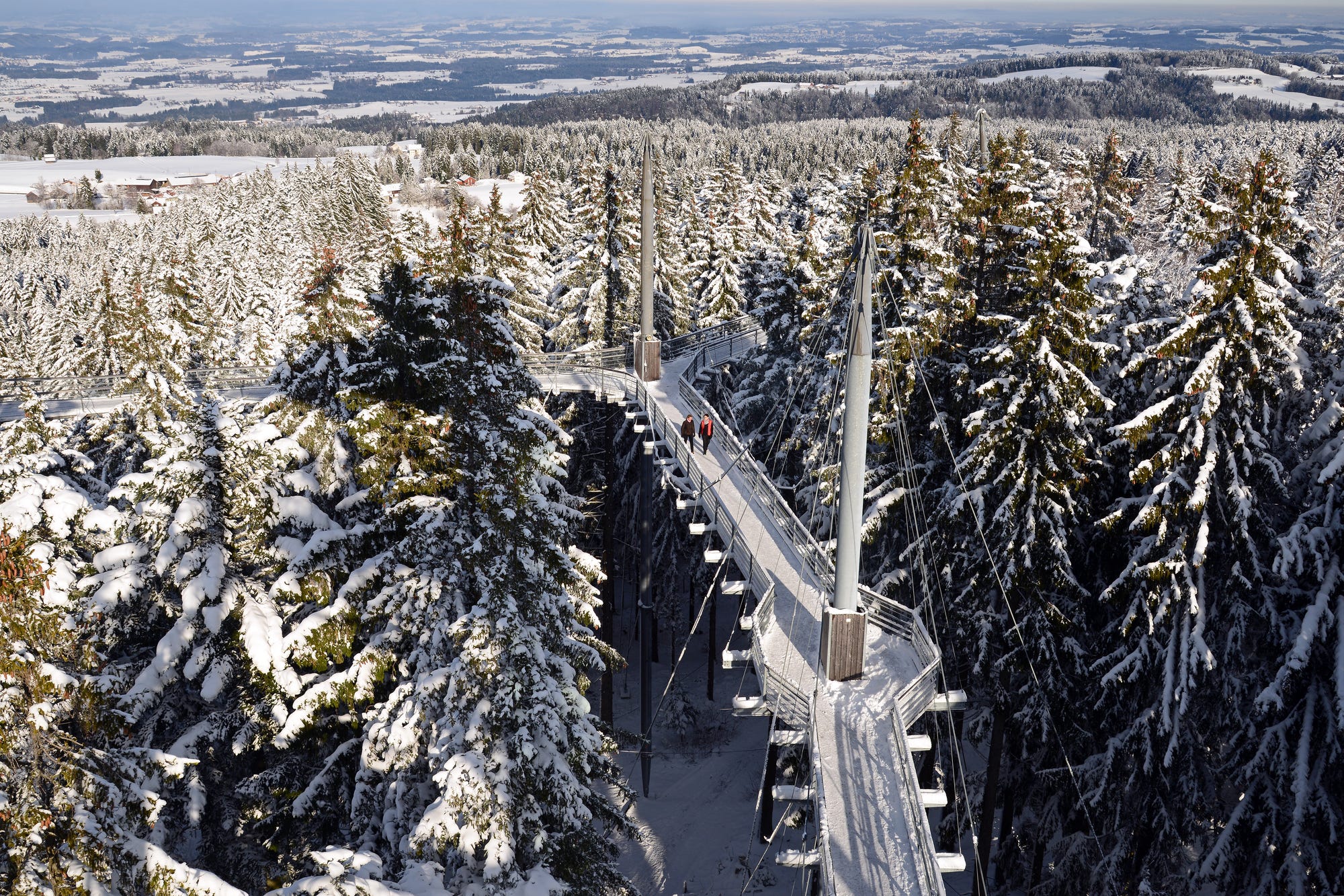 Skywalk Allgäu im Winter mit Schnee von oben