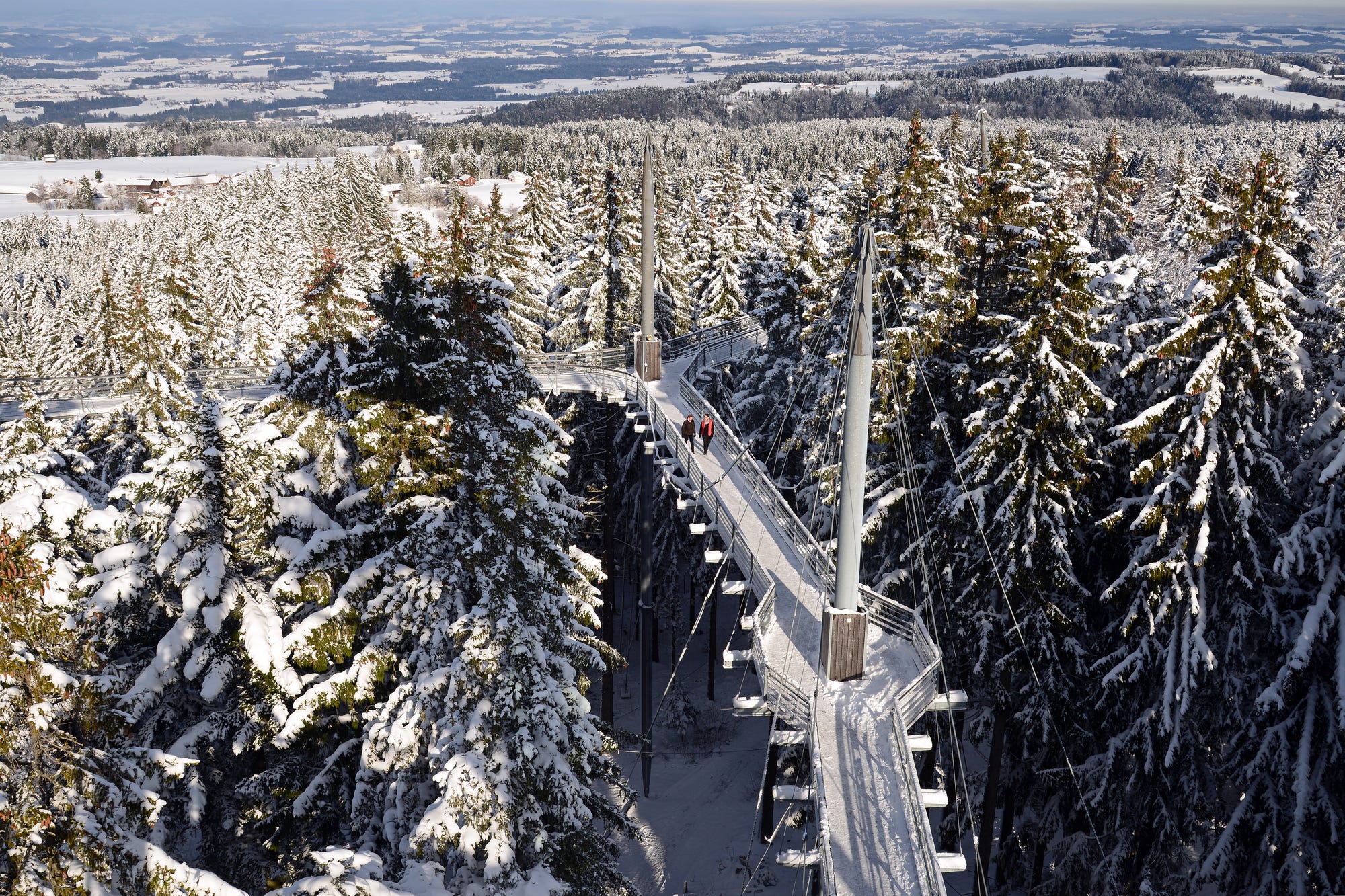 Skywalk Allgäu im Winter mit Schnee von oben 