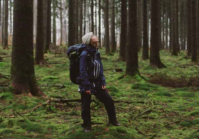 Deux randonneurs avec un sac à dos VAUDE dans une forêt automnale.