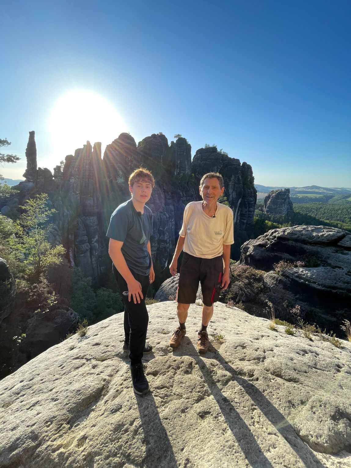 Vinzenz und sein Gro&szlig;vater Manfred