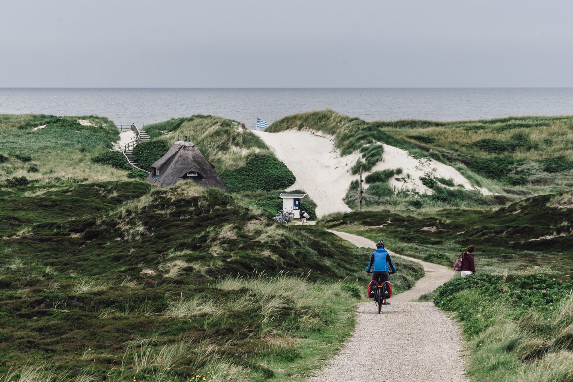 Maximilian Semsch fährt mit dem E-Bike durch die Dünen von Sylt