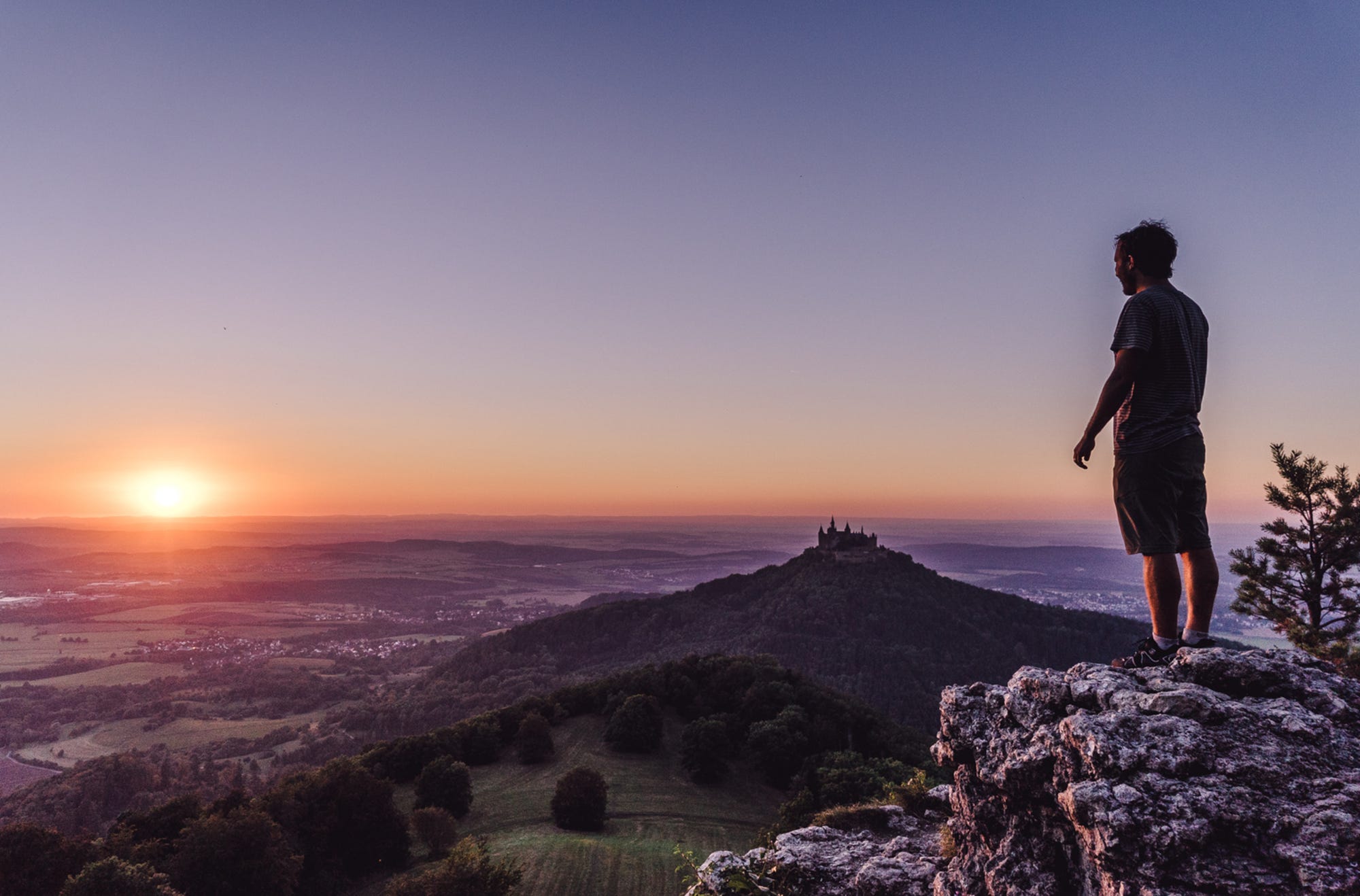 Blick von oben bei Sonnenuntergang auf die Burg Hohenzollern