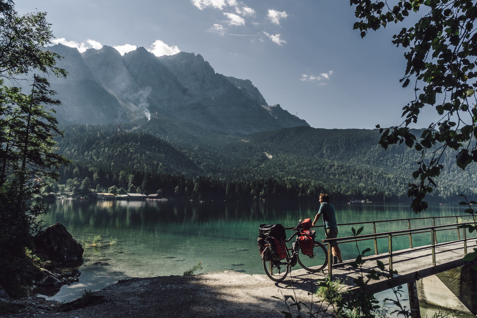 Maximilian Semsch mit E-Bike am See blickt auf die Zugspitze