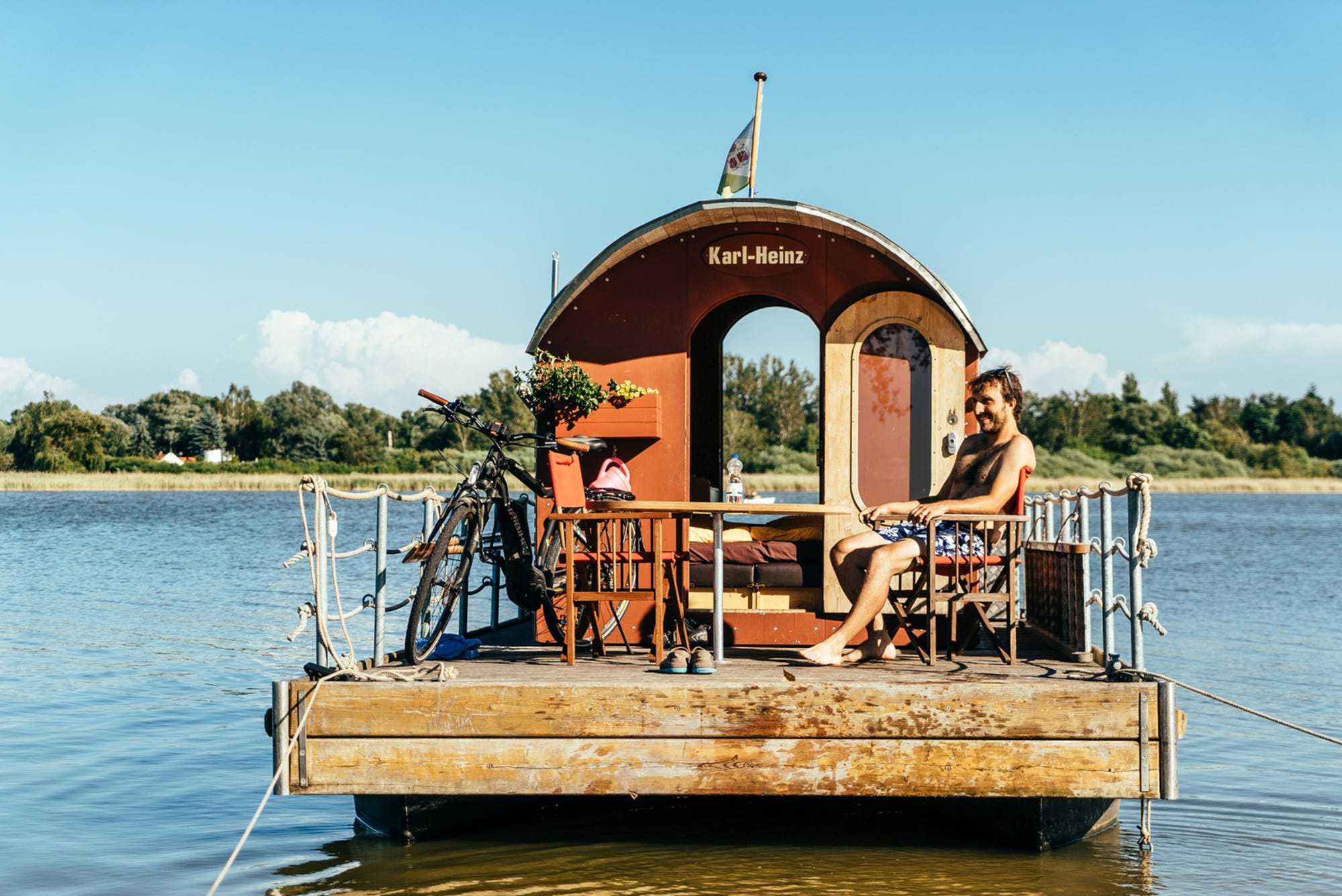 Maximilian Semsch mit dem Rad auf einem Havel-Hausboot