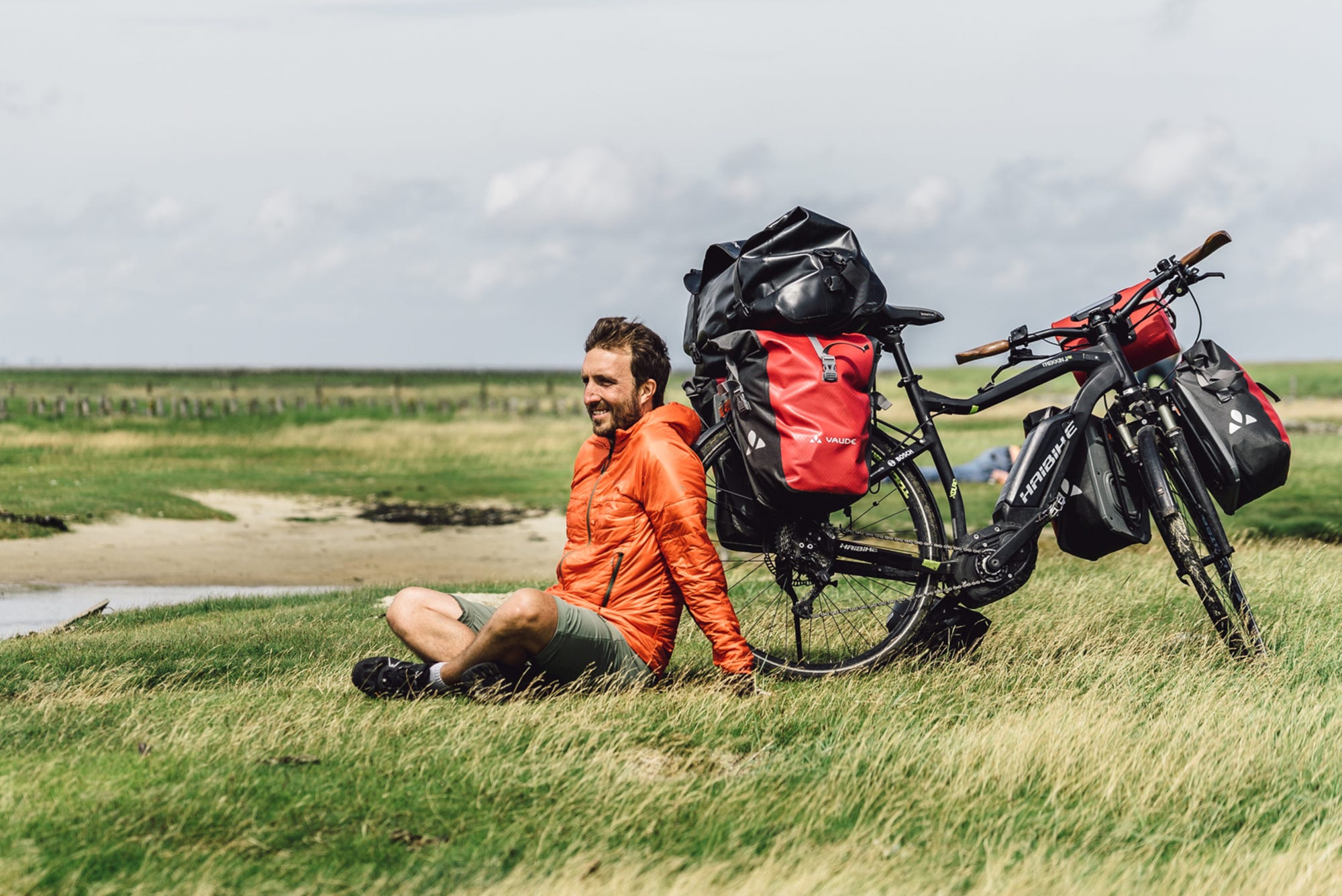 Maximilian Semsch auf dem Nordseeküstenradweg mit voll bepacktem E-Bike