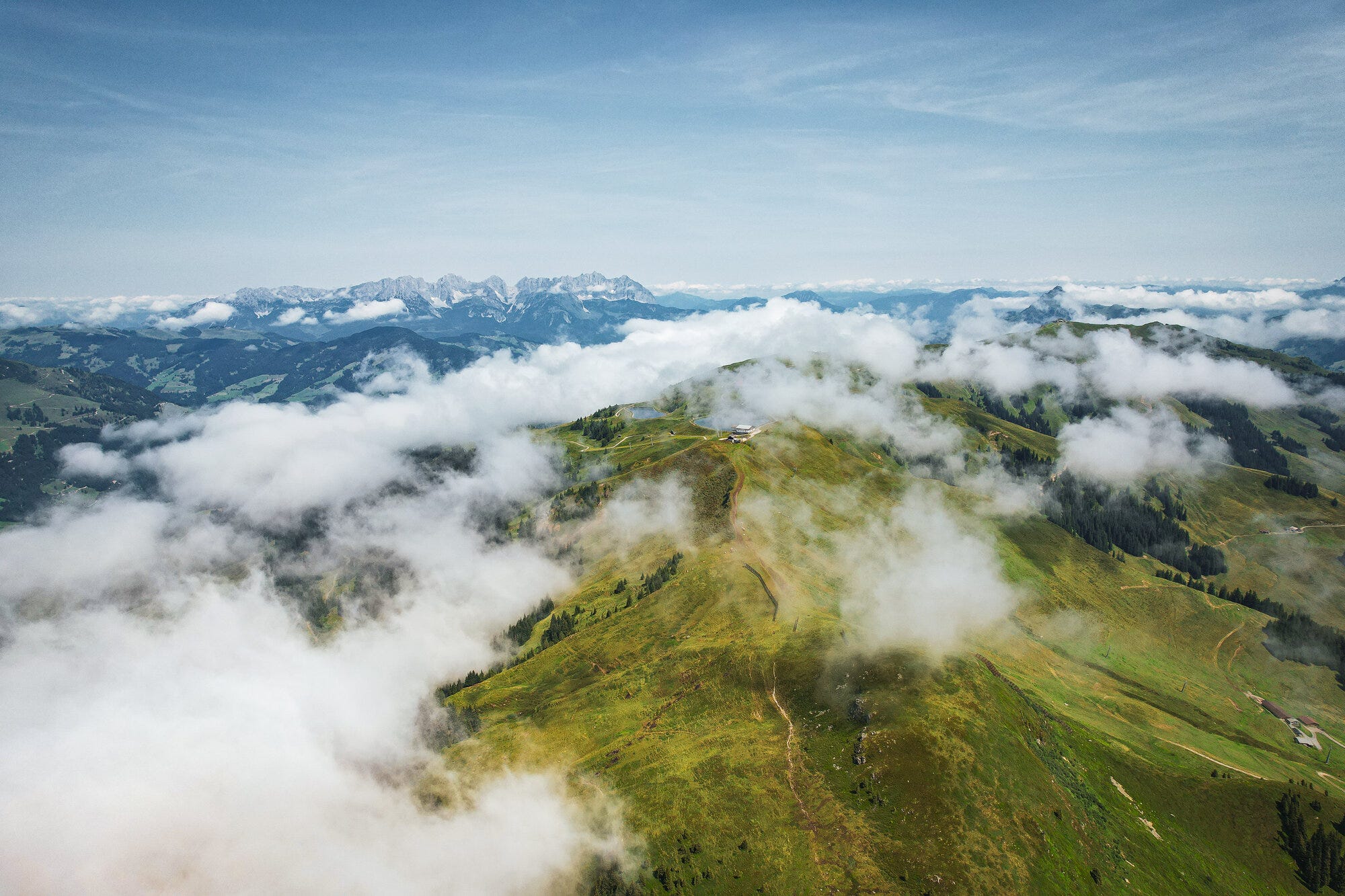 atemberaubender Blick über die Kitzbühler Berge mit Wolken