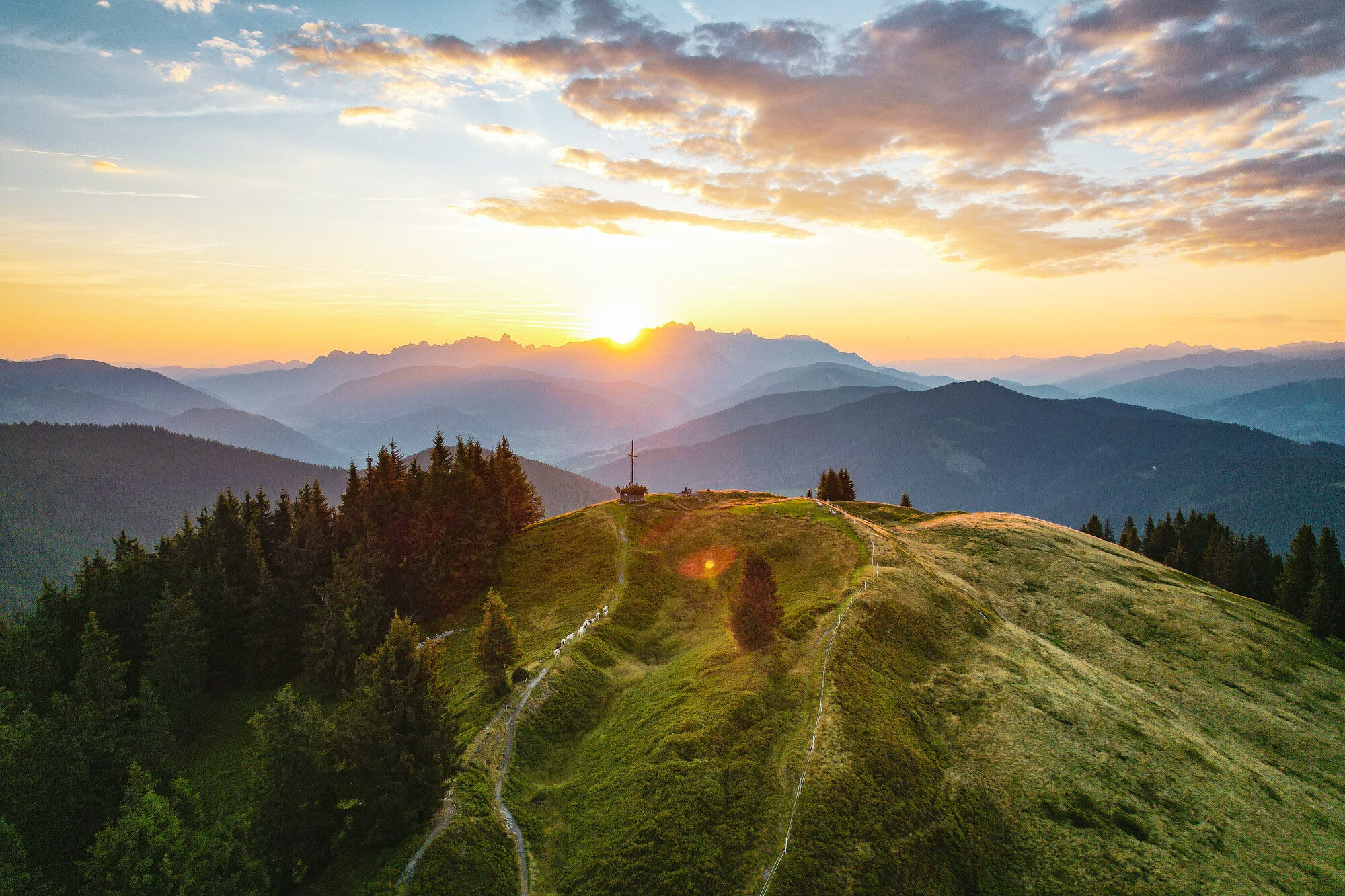 traumhafte Hügellandschaft bei Salzburg im Sonnenuntergang