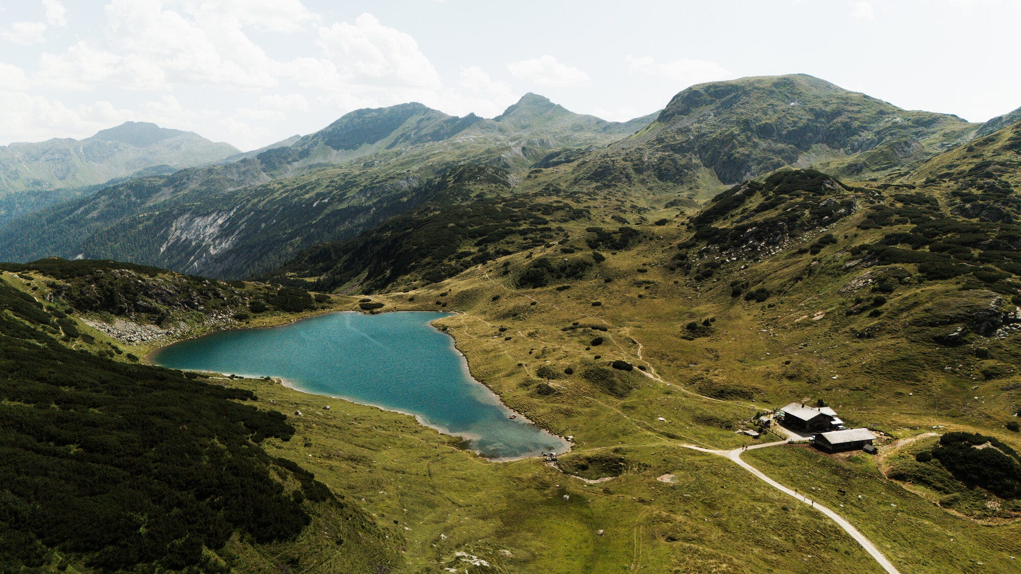 atemberaubender Blick auf den Oberhüttensee bei Salzburg