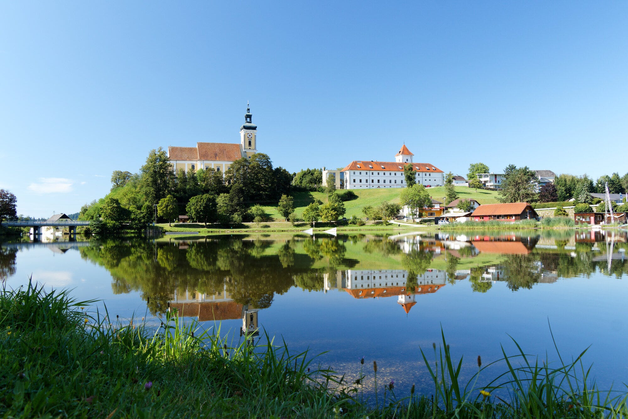 Blick über den See auf die Kirche von Waldhausen