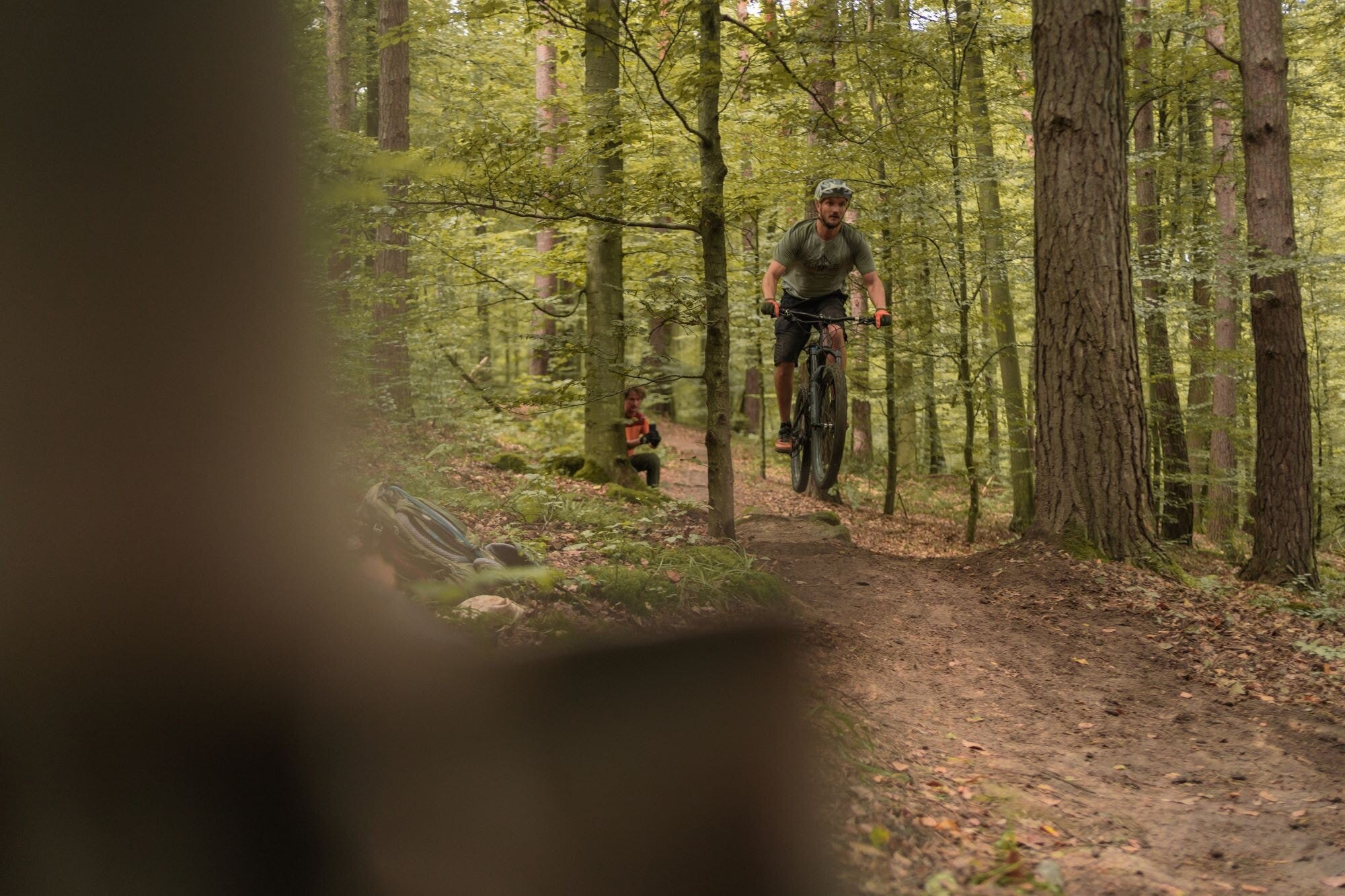Philipp testet die ausgebesserte Stelle auf dem KB2-Trail in Stuttgart