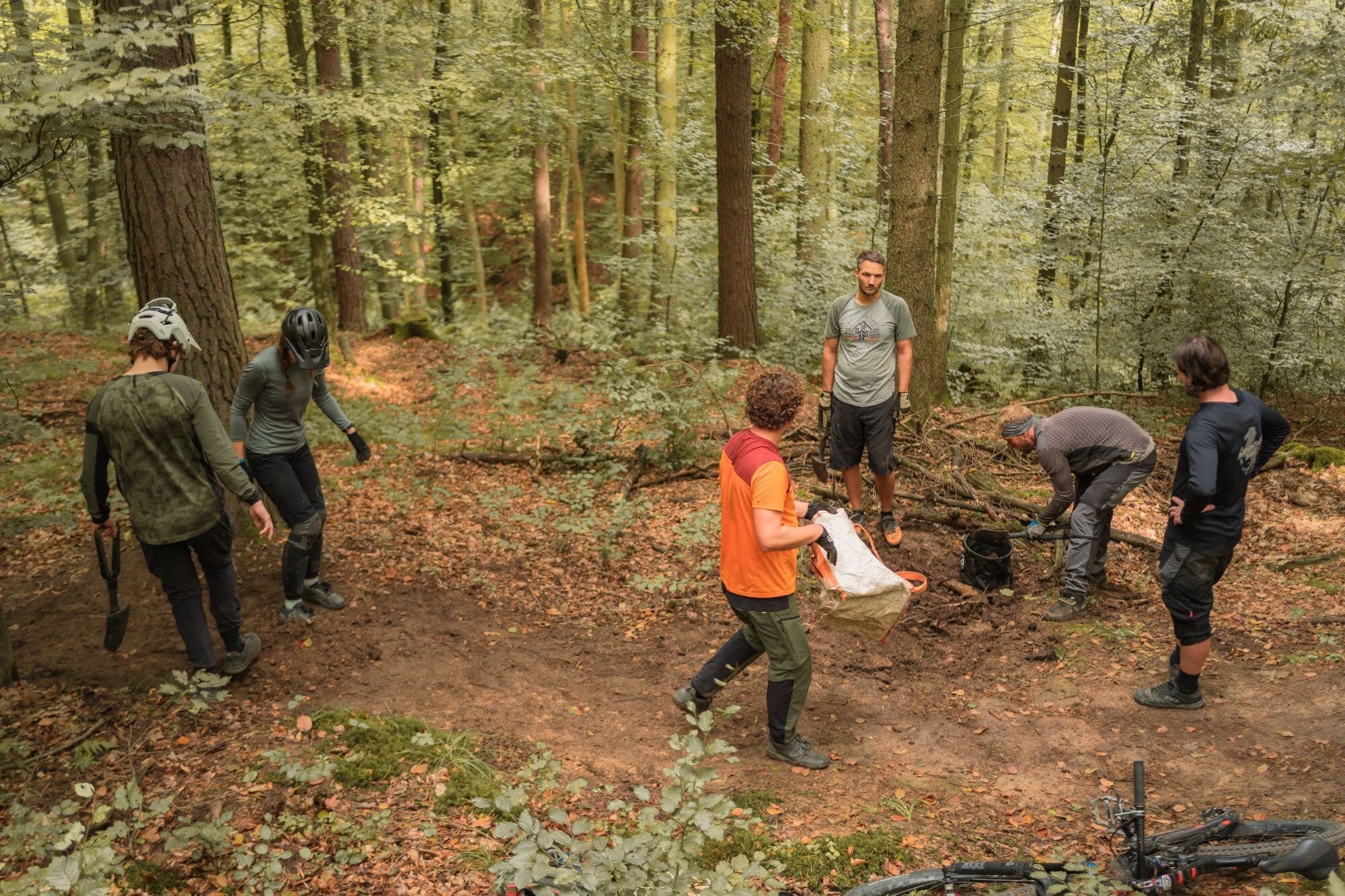 VAUDEler und Stuttgarter*innen pflegen gemeinsam den KB2-Trail in Stuttgart