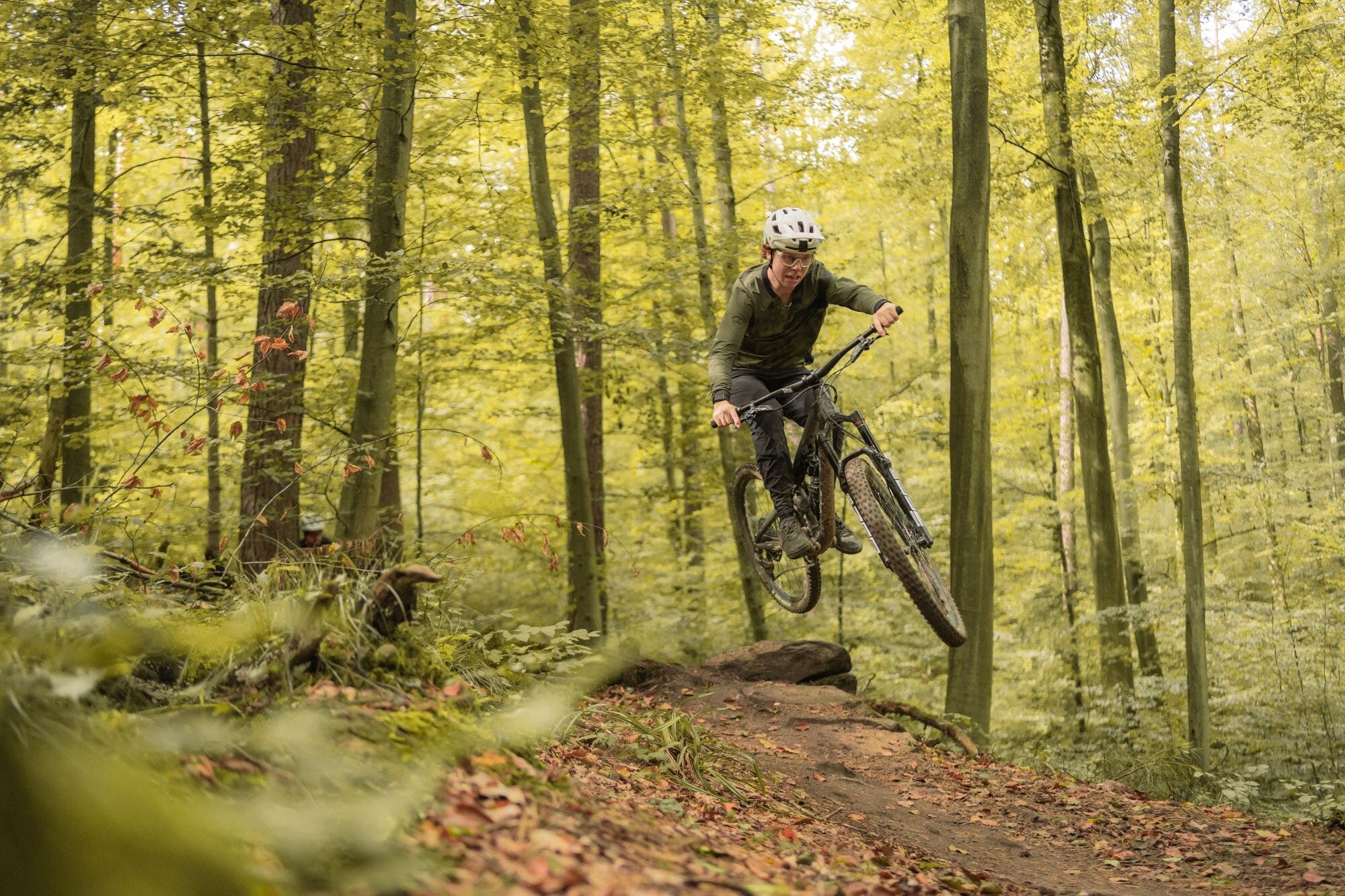 Ein Mountainbiker springt beim KB2-Trail in Stuttgart