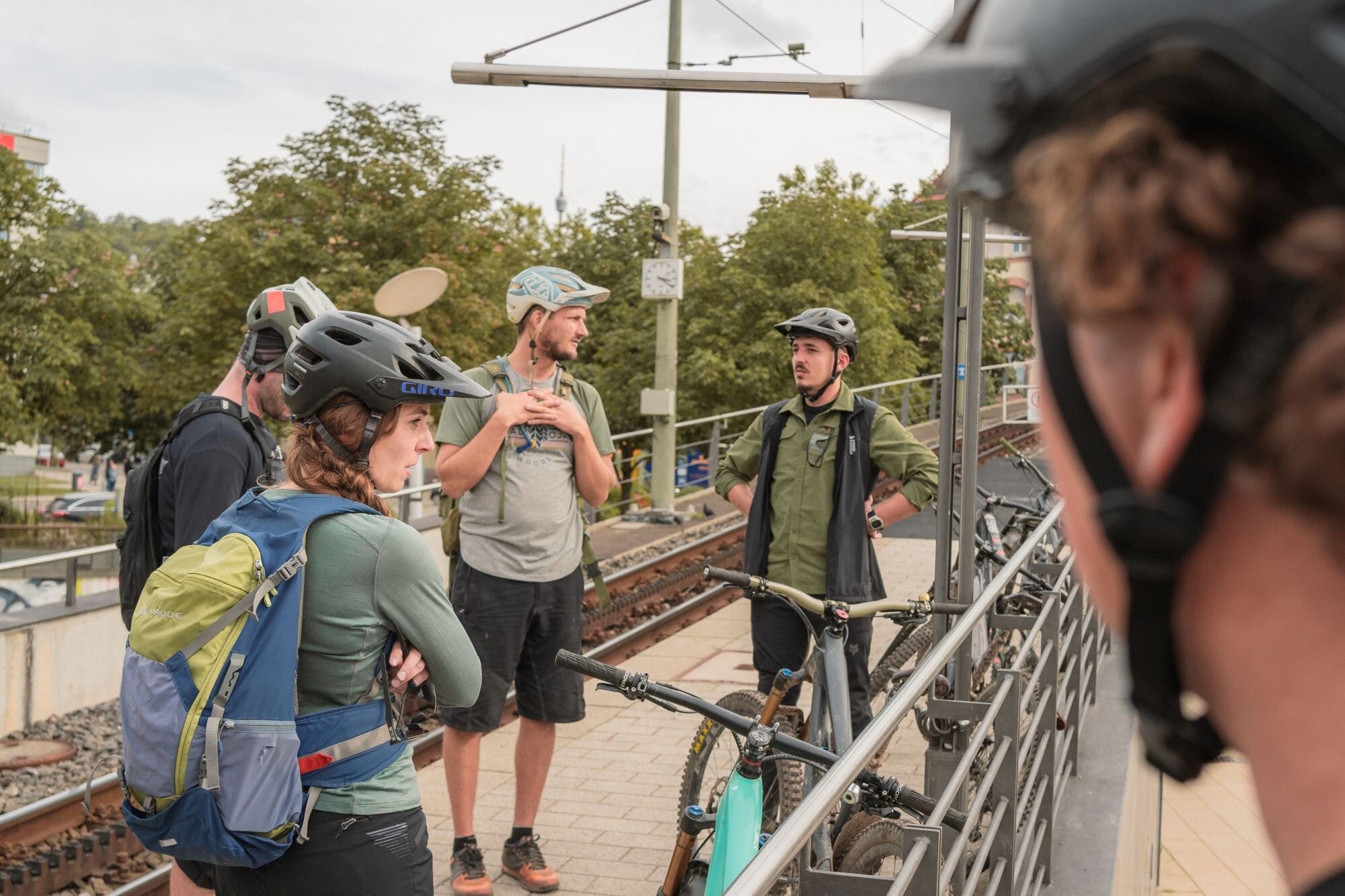 Mountainbiker*innen warten auf die Zacke, die Zahnradbahn in Stuttgart.