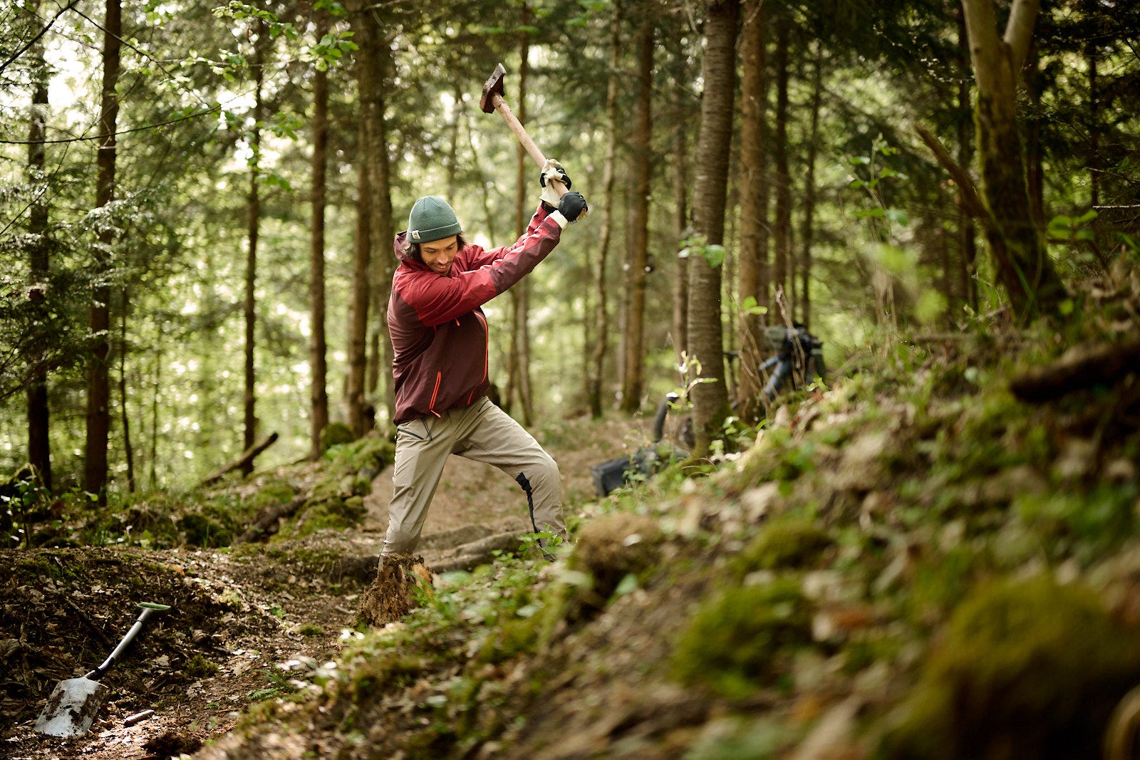 Ein Mountainbiker springt im Wald.