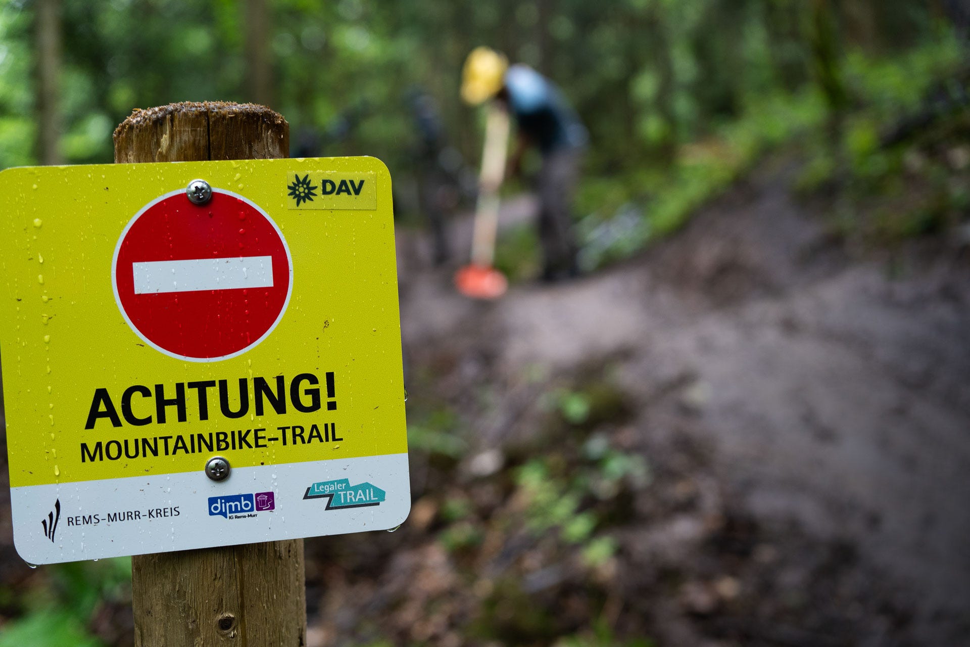 Ein Schild im Rems-Murr-Kreis weist auf den MTB-Trail hin.