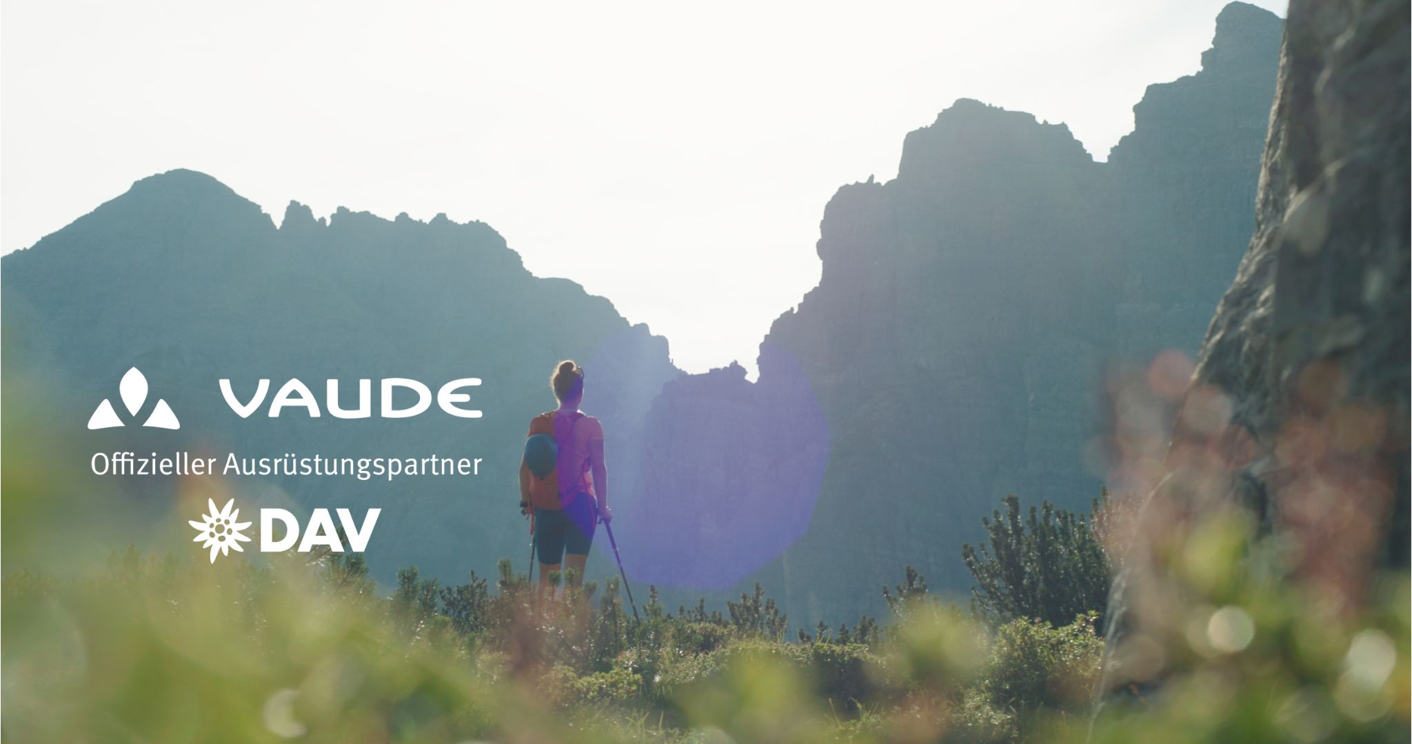 Frau beim Wandern in den Bergen