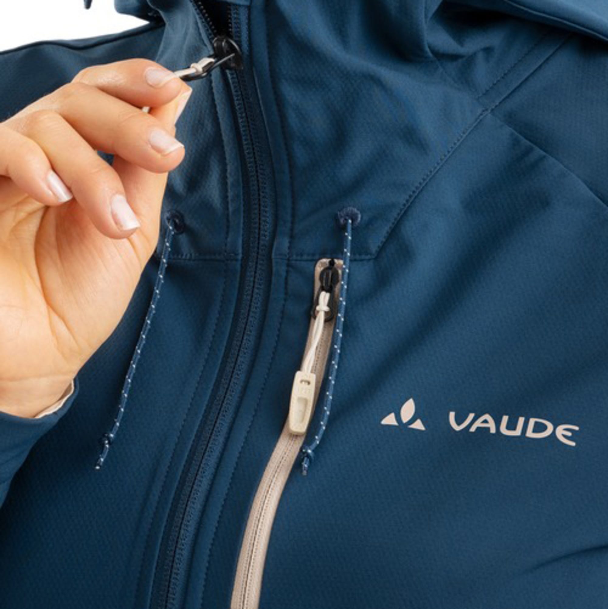 Detailed shot of the PET zipper of a recyclable outdoor jacket