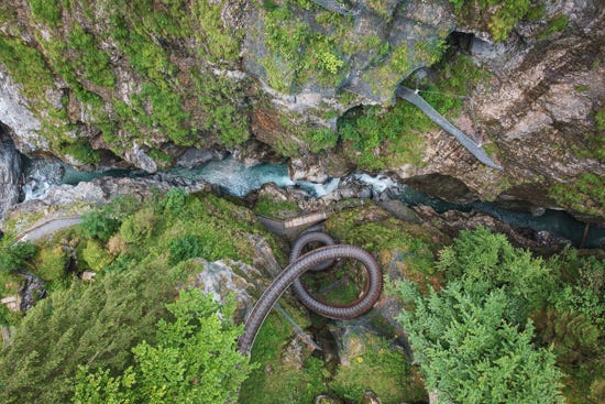 Vogelperspektive auf die Wendeltreppe für Wanderer in der Lichtensteinklamm