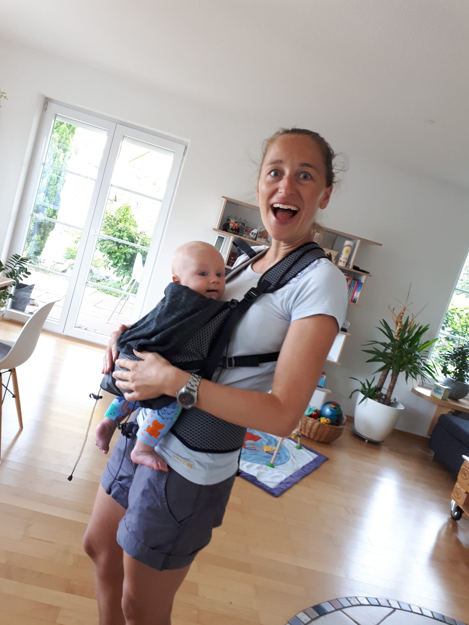 Test-Tragemutter testet den Prototyp der Babytrage