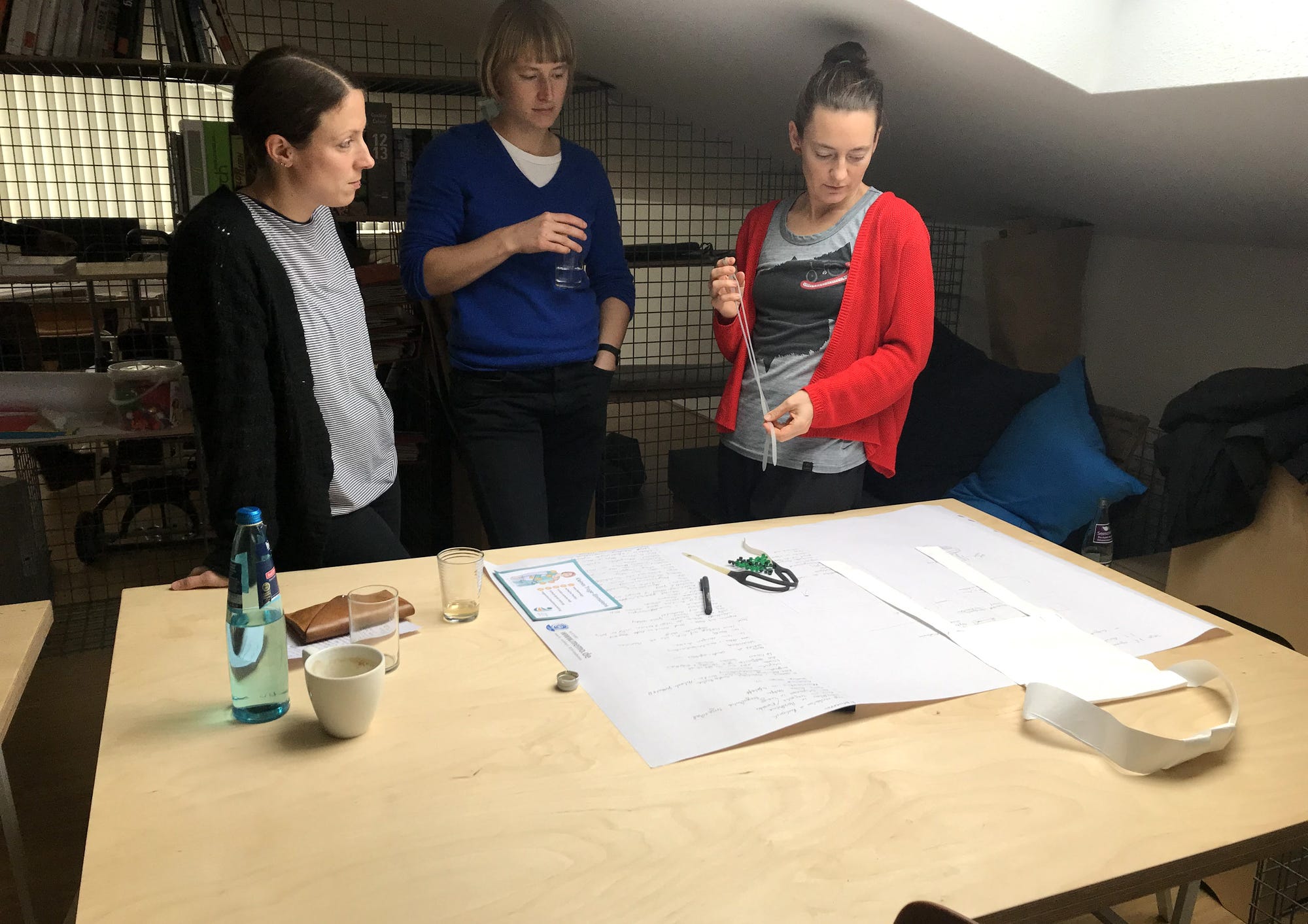 Mitarbeiterinnen am großen Tisch bei Workshop