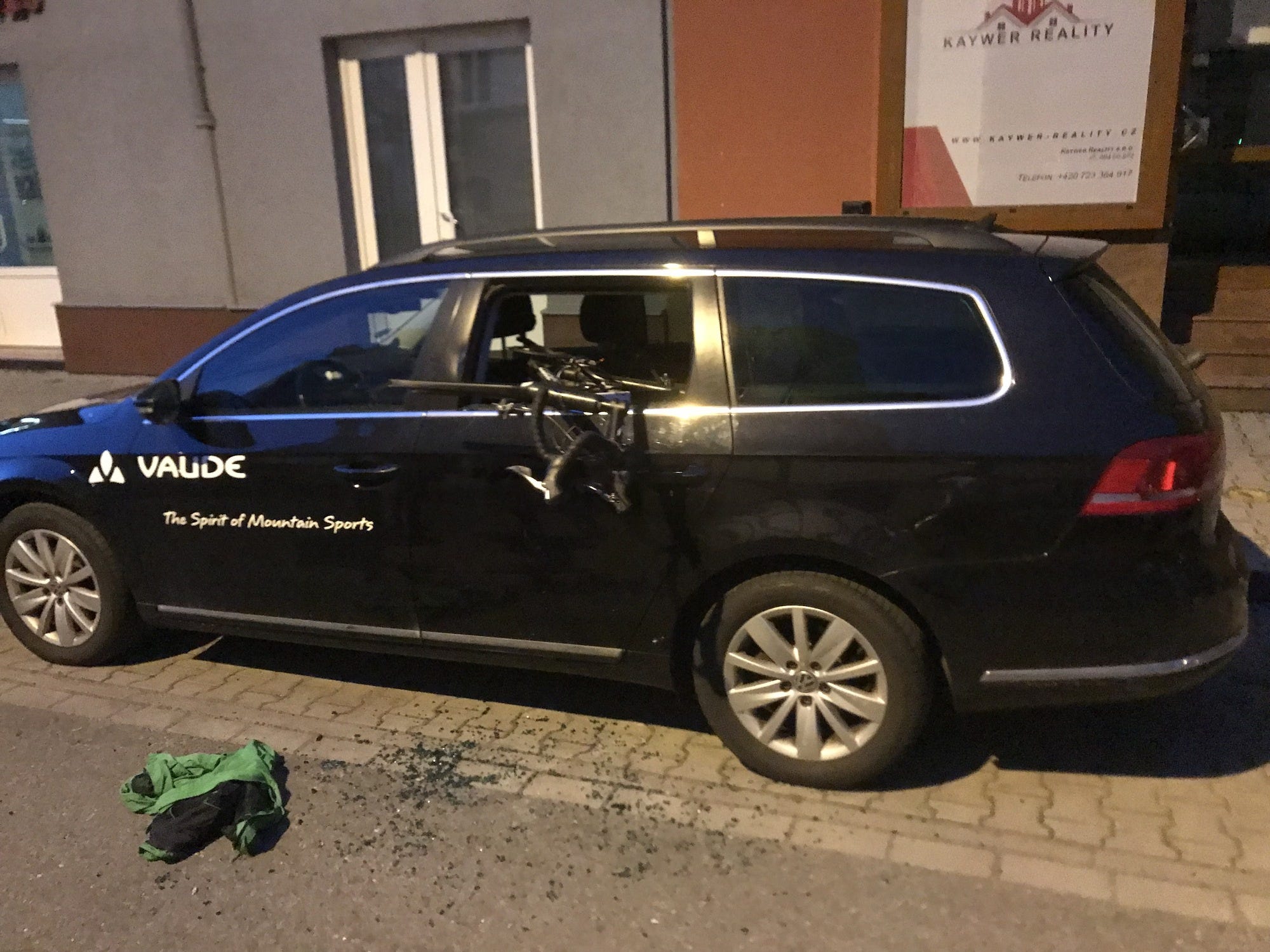 VAUDE vehicle with smashed side window