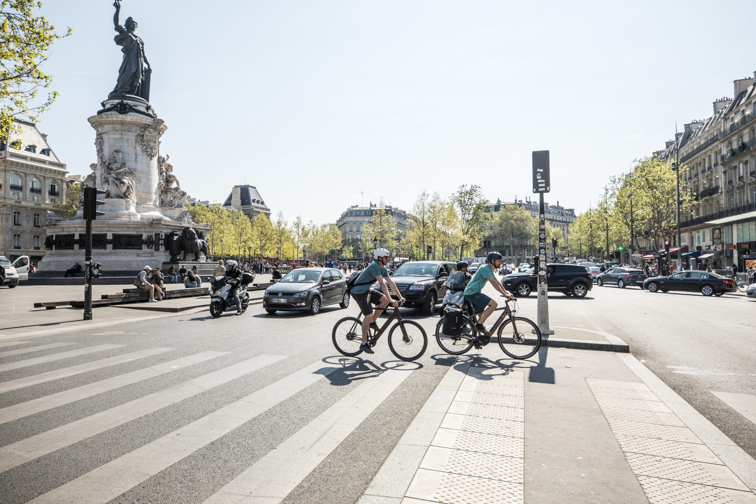 Zwei Fahrradpendler im Alltag von Paris